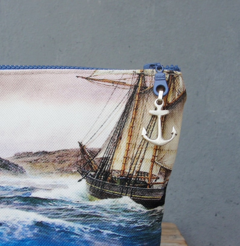 Cartera Náutica de Cuero con Estampado Digital de Veleros y Anclas imagen 7