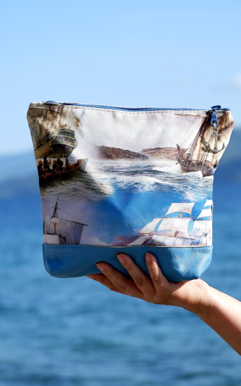 Cartera Náutica de Cuero con Estampado Digital de Veleros y Anclas imagen 3