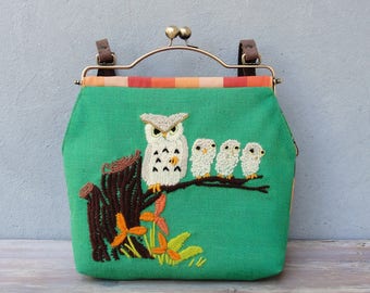 Owl with Baby Owlets Bag - Kelly Green Bag, Vintage Embroidery, Linen, Kiss-lock