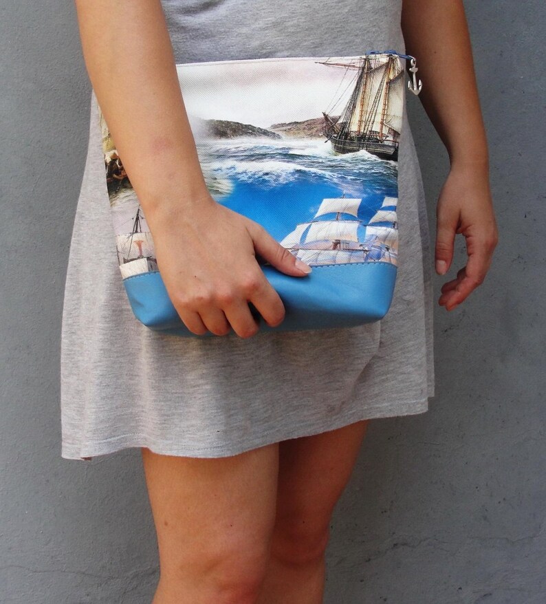 Cartera Náutica de Cuero con Estampado Digital de Veleros y Anclas imagen 4