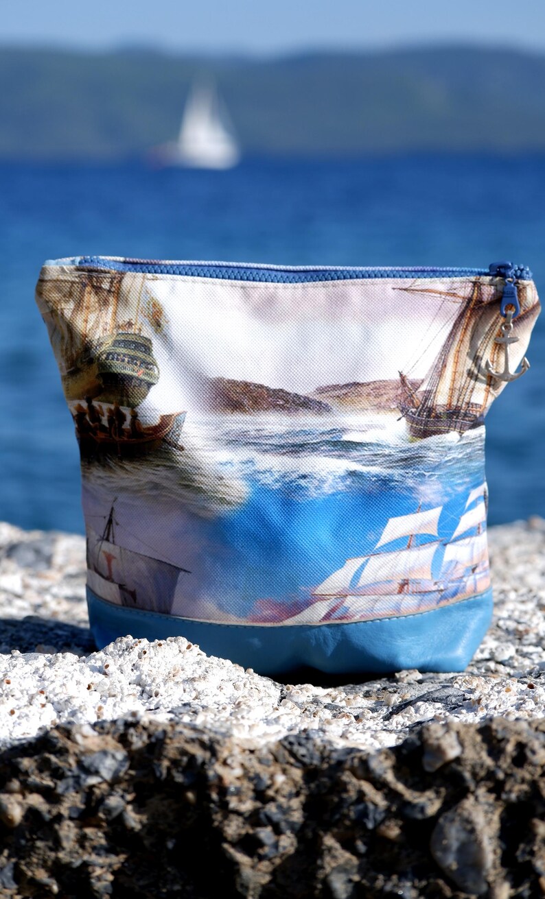 Cartera Náutica de Cuero con Estampado Digital de Veleros y Anclas imagen 5