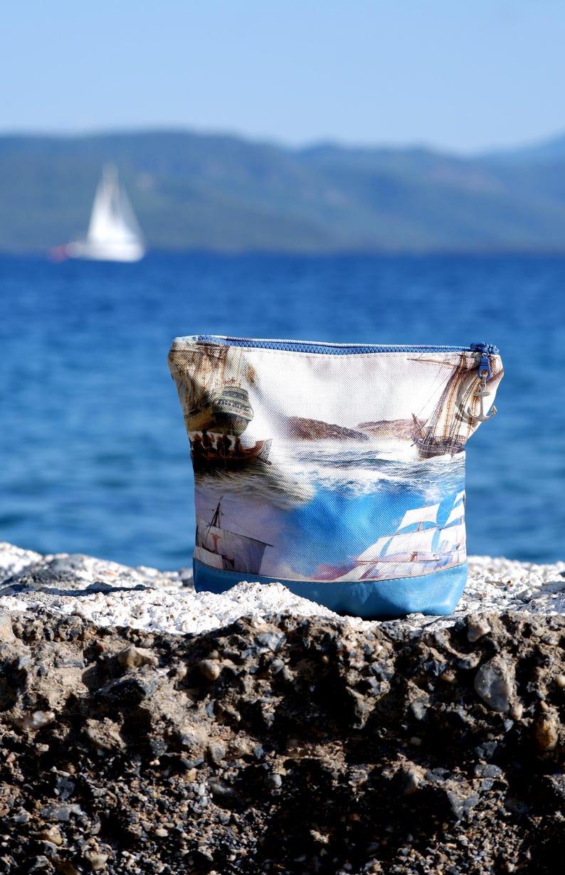 Cartera Náutica de Cuero con Estampado Digital de Veleros y Anclas imagen 2