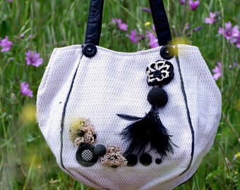 Borsa nera e bianca Cinghie in pelle, bottoni vintage, pizzo e