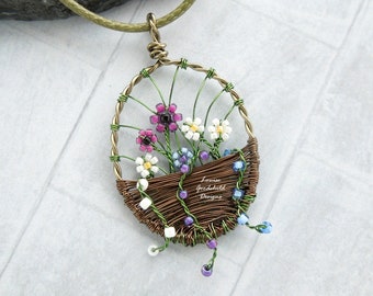 Garden pendant, flower necklace, botany gift, nature jewelry, garden lover, copper wire, beaded necklace