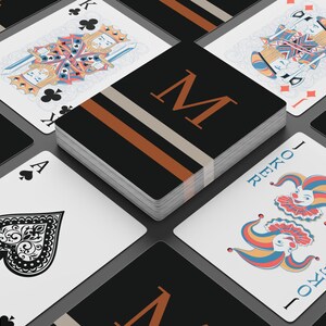 Carte da gioco con iniziali personalizzate, design moderno con monogramma nei toni del nero e della ruggine, regalo personalizzato per le serate di gioco