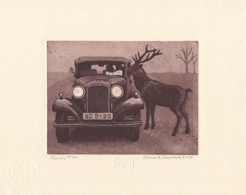 Puede incluir: Grabado en tonos sepia de un coche antiguo con la matr&iacute;cula "BD 8125" y un gran ciervo. El ciervo est&aacute; de pie junto al coche, con &aacute;rboles desnudos al fondo. El grabado incluye la firma del artista y el n&uacute;mero de edici&oacute;n.