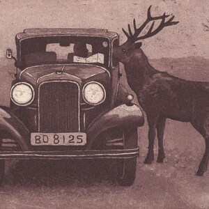 Puede incluir: Ilustraci&oacute;n en tonos sepia de un coche antiguo y un ciervo. El coche tiene faros grandes y una matr&iacute;cula que dice "BD 8125". El ciervo est&aacute; de pie junto al coche, con sus cuernos extendidos hacia el veh&iacute;culo.