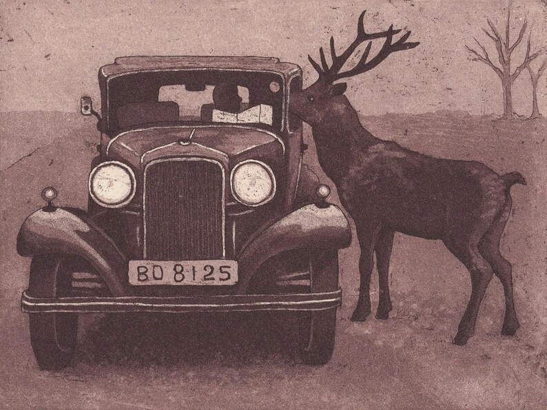Puede incluir: Ilustraci&oacute;n en tonos sepia de un coche antiguo y un ciervo. El coche tiene faros grandes y una matr&iacute;cula que dice "BD 8125". El ciervo est&aacute; de pie junto al coche, con sus cuernos extendidos hacia el veh&iacute;culo.