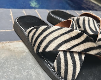 Black Leather Sandals with Zebra Cross Straps – Gender-Neutral Modern Design