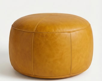 Puf w kolorze musztardowo-żółtym z prawdziwej skóry, ręcznie robiony w Maroku – okrągły podnóżek ze skóry wielbłądziej, puf marokański, wystrój salonu w stylu boho