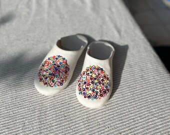 Babuchas marroquíes artesanales de cuero blanco con bordado perla multicolor
