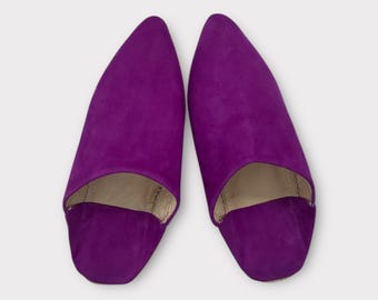 Fuchsia Pointed Moroccan Suede Babouche – Handmade Sheepskin Slippers – Cozy Leather Mules for Women