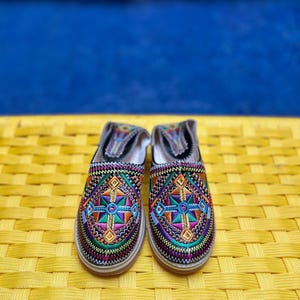 Chaussures Artisanales Brodées à la Main - モチーフの色彩とキュイール |ベルベールとコンフォータブルのスタイル