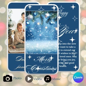 Può includere: Un design di biglietto di Natale digitale con sfondo blu e testo bianco. La carta presenta una foto di famiglia, decorazioni natalizie e le parole "Buon Natale" e "Felice Anno Nuovo."