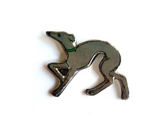 Broche retrô e extravagante com um galgo italiano cinza, da EllyMental.