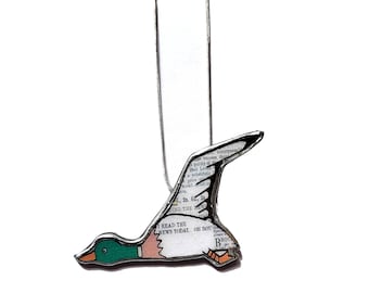 Pato volador caprichoso "Leí las noticias hoy..." Collar con letra de los Beatles de EllyMental Jewellery