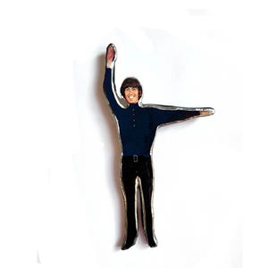 Broche de los Beatles con figura de George Harrison de los años sesenta de EllyMental Jewellery