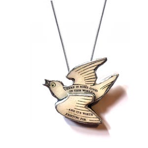 Collar con cita de Tolkien y la paloma de la paz literaria de El Señor de los Anillos de EllyMental