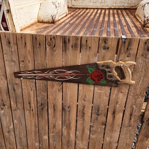 Antike Handsäge mit Nadelstreifen, Handbemalte Garagenkunst, Geschenk für Hot Rod-Enthusiasten oder Motorradfan, Mancave-Wandkunst, Originalkunstwerk