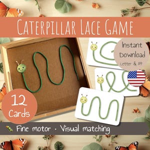 Op de afbeelding: Een groen rupsen rijgspel in een houten bak. De afbeelding toont een lachende rupsenkop en 12 kaarten met rupsvormen. De tekst "CATERPILLAR LACE GAME" is zichtbaar. Het spel bevordert de fijne motoriek en visuele matching.