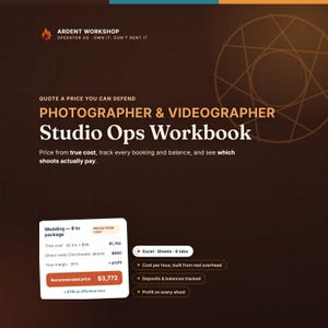 Op de afbeelding: Een digitaal werkboek voor fotografen en videografen genaamd Studio Ops Workbook van Ardent Workshop. De afbeelding heeft een donkerbruine achtergrond met een rasterpatroon, tekst over prijsstrategieën en een voorbeeld van een berekening voor een trouwpakket.
