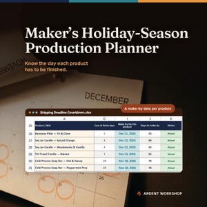 Può includere: Un foglio di calcolo digitale intitolato Shipping Deadline Countdown.xlsx visualizzato su una pagina di calendario di dicembre. La tabella elenca prodotti come Beeswax Pillar e Soy Jar Candle con colonne per giorni di cura e date.