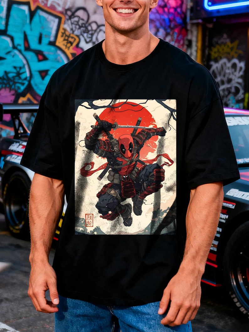Puede incluir: Camiseta negra con un dise&ntilde;o de Deadpool en pose de samur&aacute;i, con un sol rojo de fondo. El dise&ntilde;o incorpora espadas y elementos de arte japon&eacute;s. Prenda de vestir casual.