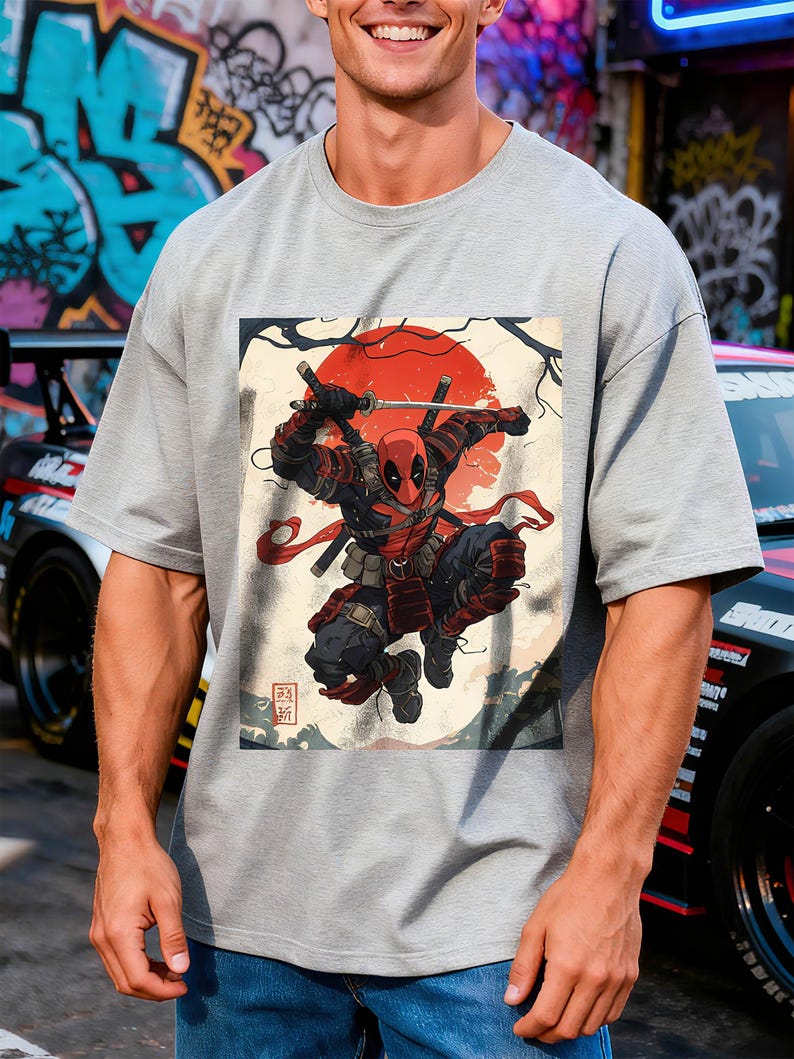 Puede incluir: Camiseta gris con un gr&aacute;fico de un personaje con un traje rojo y negro con una katana, sobre un sol rojo y arte japon&eacute;s. El personaje est&aacute; en una pose din&aacute;mica, con texto japon&eacute;s en la esquina.