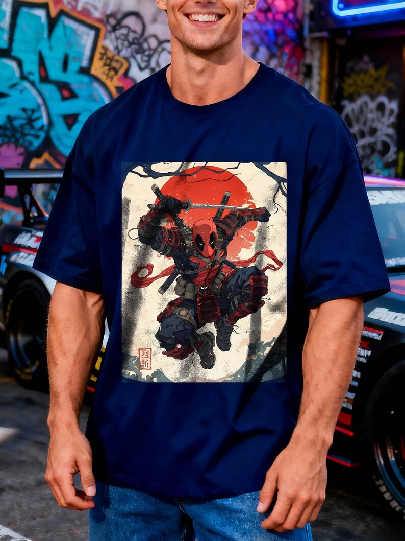 Puede incluir: Camiseta azul marino con un dise&ntilde;o de Deadpool en una pose inspirada en los samur&aacute;is, con un sol rojo y texto japon&eacute;s. El dise&ntilde;o incluye espadas y un disfraz detallado. Una prenda de vestir informal.
