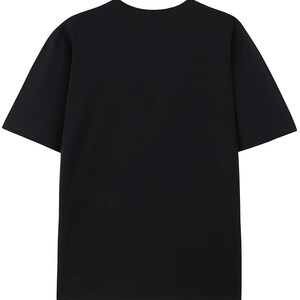 Puede incluir: Camiseta negra lisa de manga corta y cuello redondo. La tela parece ser un material suave y opaco. La camiseta tiene un corte holgado. Una prenda vers&aacute;til y sencilla.