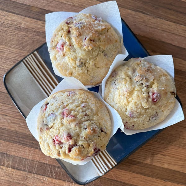 Savourez nos muffins géants à l'orange et aux canneberges dans un paquet pratique de 4 ! Débordant de saveur d'orange piquante !