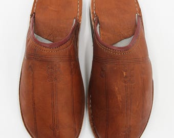 Babuchas de piel marrón hechas a mano: comodidad y elegancia para tus pies / Calzado tradicional hecho a mano