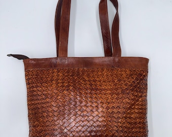 Bolso tote de cuero tejido a mano: bolso de hombro de suave piel de cordero.