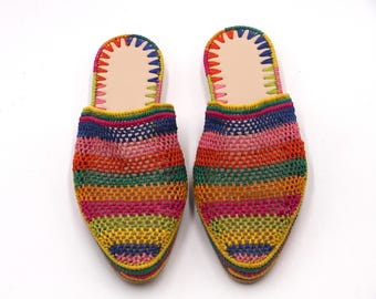 Handgemaakte Marokkaanse raffia pantoffels, kleurrijke zomerschoenen