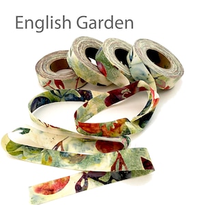 Könnte beinhalten: Eine Rolle dekoratives Washi-Tape mit einem Aquarell-Blumenmuster in Grün-, Rot- und Blautönen. Das Band zeigt ein Design aus Blättern, Blumen und Früchten. Das Band ist mit "English Garden" beschriftet.