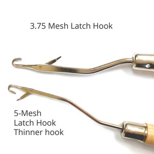 Puede incluir: Dos ganchos de cierre de metal para tejer. El gancho superior está etiquetado como "3.75 Mesh Latch Hook". El gancho inferior está etiquetado como "5-Mesh Latch Hook Thinner hook".