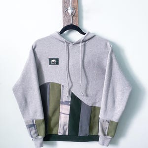 Sweat à capuche en patchwork upcyclé : pull retravaillé à rayures vertes (taille S)