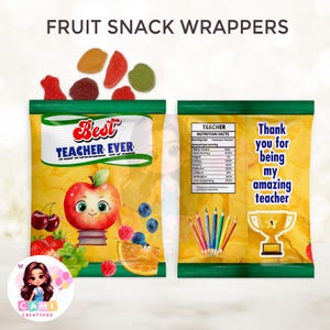 Puede incluir: Dos envoltorios de aperitivos de frutas coloridos con un tema de maestro. Un envoltorio dice "Mejor maestro de todos los tiempos" y presenta una manzana con una cara sonriente y libros. El otro envoltorio dice "Gracias por ser mi incre&iacute;ble maestro" y presenta un trofeo, l&aacute;pices y una etiqueta de informaci&oacute;n nutricional.