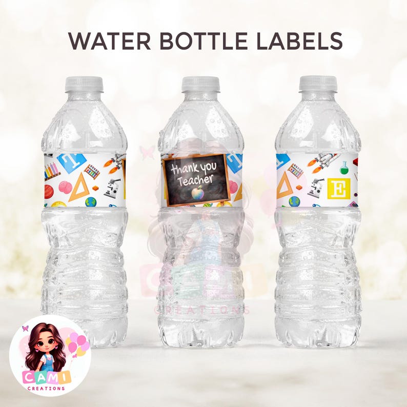 Puede incluir: Tres botellas de agua de pl&aacute;stico transparente con etiquetas coloridas. Las etiquetas presentan una pizarra con el texto "Gracias profesor" y una manzana, as&iacute; como un fondo blanco con diversos &uacute;tiles escolares, incluyendo un transportador, un globo terr&aacute;queo, una calculadora, un l&aacute;piz, una regla, un microscopio y un cohete.