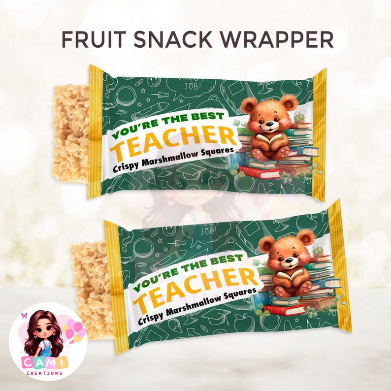 Puede incluir: Envoltorio de aperitivo verde y amarillo con un oso de dibujos animados sosteniendo un libro. El envoltorio dice "You're the best teacher" y "Crispy Marshmallow Squares".