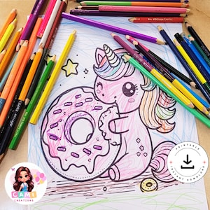 Puede incluir: Una p&aacute;gina para colorear imprimible con un unicornio de dibujos animados con una melena y cola arco&iacute;ris, comiendo una rosquilla rosa con chispas moradas. El unicornio tiene ojos grandes y negros y un cuerpo rosa. Las palabras "Printable" y "Instant Download" est&aacute;n escritas en un c&iacute;rculo con una flecha de descarga.