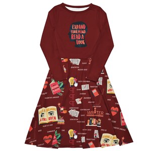 Könnte beinhalten: Ein rotes Kleid mit langen Ärmeln, auf dem sich eine weiße Silhouette einer Person befindet, die ein Buch liest, und der Text "Expand your mind. Read a book." auf dem Oberteil. Der Rock ist mit einem Muster aus Büchern, Bleistiften und Wörtern zum Thema Lesen und Schreiben verziert.