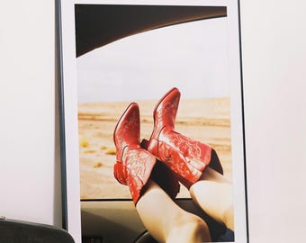 Westelijke woestijn fotografie print | Muurkunst rode cowboylaarzen | Country-westerse decoratie | Foto autoruit cowgirl | RangeCoast Digital Art