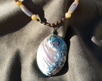 Halsketting met abalone schelphanger, prachtige schelpkralen en gele agaat. Native American gemaakt.