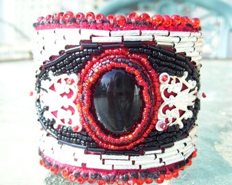 Voorbeeld, Native American handgemaakte Black Onxy cabochon met rode en zilveren manchetarmband