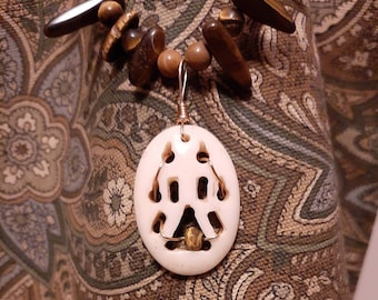 Native American gemaakte ketting met tijgeroog en botwolfpoot