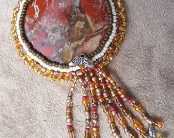 Native American made, herfstkleuren Agaat cabochon ketting met gesneden speksteen en benen haarpijp