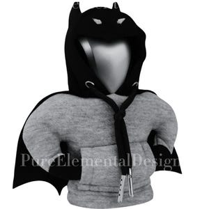 Op de afbeelding: Een grijze hoodie met een zwarte Batman-stijl capuchon en cape. De capuchon heeft witte ooguitsparingen en vleermuisoren. De sweatshirt heeft een voorzak en een zwart trekkoord. De tekst "Pure Elemental Design" is zichtbaar.
