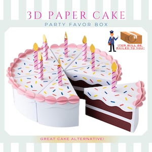 Puede incluir: Una caja de regalo de fiesta de pastel de papel 3D con glaseado rosa, chispas y velas. El pastel está cortado en rebanadas y el texto "3D PAPER CAKE PARTY FAVOR BOX" y "GREAT CAKE ALTERNATIVE!" está impreso en la imagen.