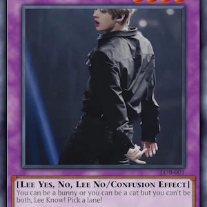 Carta colecionável de paródia YuGiOh inspirada em SKZ - Humor espiritual colecionável para fãs de K-Pop - Cat Rabbit Slim